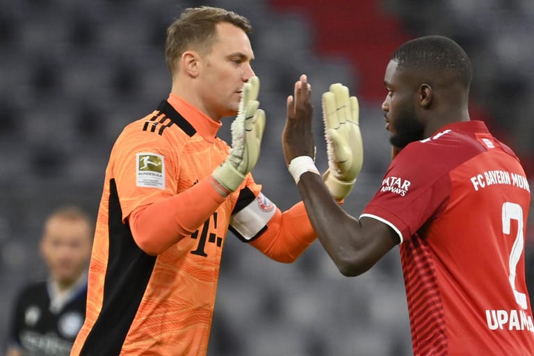 Manuel Neuer und Dayot Upamecano (l.): Der Bayern-Torwart steckt auf den Malediven fest, der Verteidiger hingegen im Senegal.
