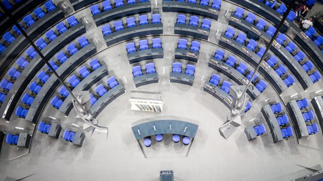 Die Sitzordnung im Plenarsaal des Bundestags wurde geändert.