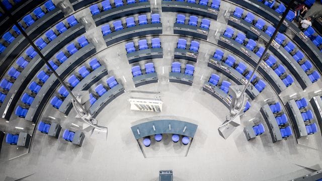 Die Sitzordnung im Plenarsaal des Bundestags wurde geändert.