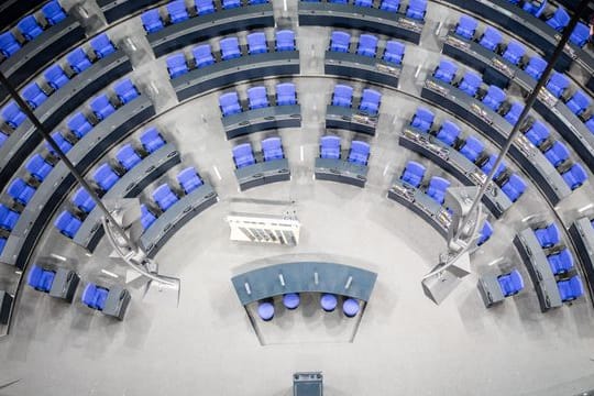 Die Sitzordnung im Plenarsaal des Bundestags wurde geändert.
