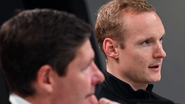 Vertraut auf die Fähigkeiten seines Trainers: Frankfurts Sebastian Rode (r. Vertraut auf die Fähigkeiten seines Trainers: Frankfurts Sebastian Rode (r.