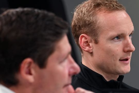 Vertraut auf die Fähigkeiten seines Trainers: Frankfurts Sebastian Rode (r.