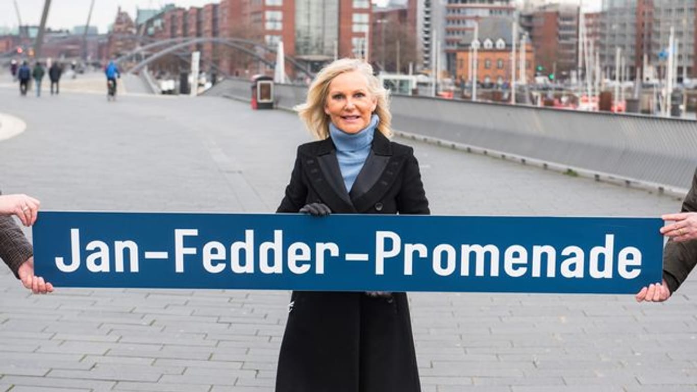 Marion Fedder, Witwe des Schauspielers Jan Fedder, steht am Hafen: Der Ort steht stelllvertretend für das Leben des Schauspielers.