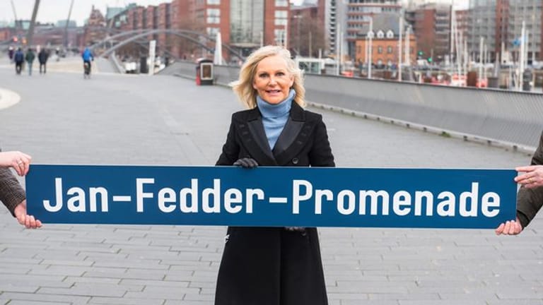 Marion Fedder, Witwe des Schauspielers Jan Fedder, steht am Hafen: Der Ort steht stelllvertretend für das Leben des Schauspielers.