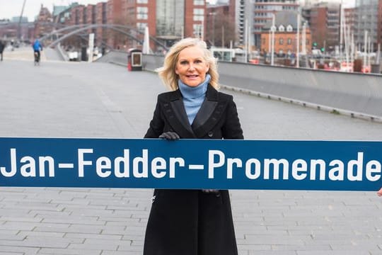 Marion Fedder, Witwe des Schauspielers Jan Fedder, steht am Hafen: Der Ort steht stelllvertretend für das Leben des Schauspielers.