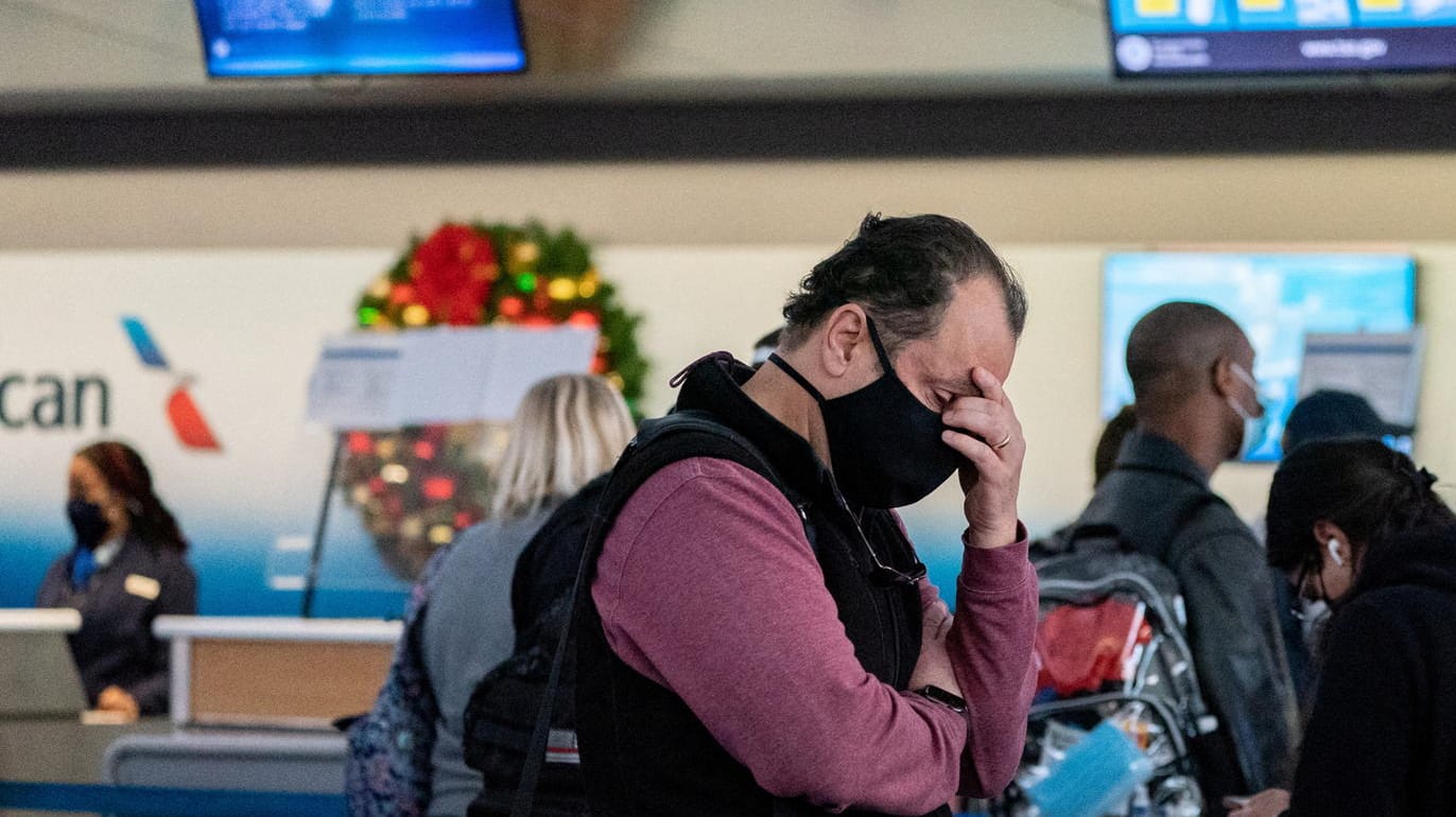 Passagiere am Flughafen John F. Kennedy in New York: Aufgrund der Omikron-Variante fielen zahlreiche Flüge in den USA aus.