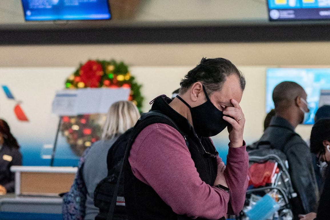 Passagiere am Flughafen John F. Kennedy in New York: Aufgrund der Omikron-Variante fielen zahlreiche Flüge in den USA aus.