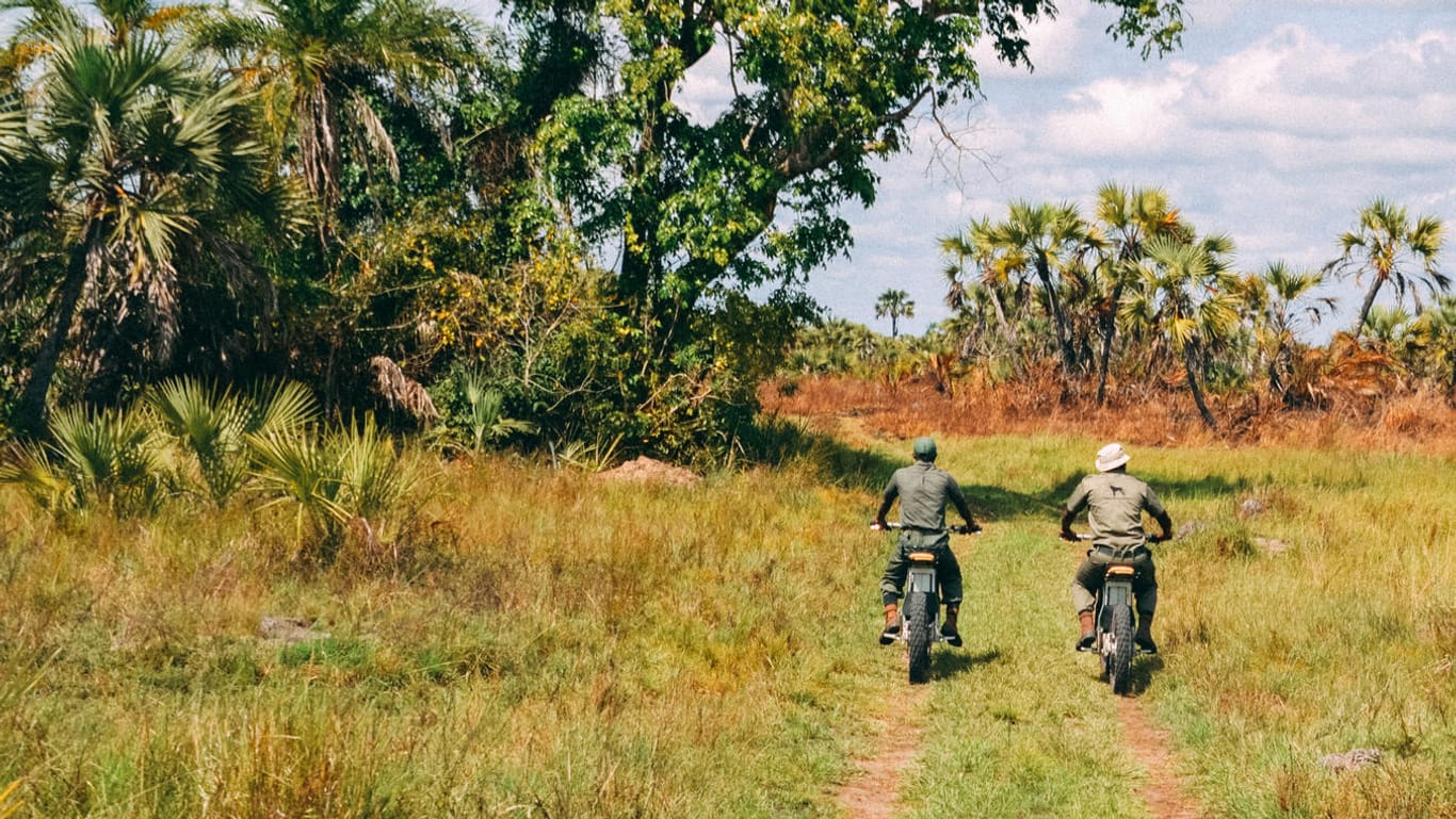 Zwei Ranger des Southern African Wildlife College fahren durch den südafrikanischen Busch (Symbolbild): Wilderer wurden bislang häufig von den lauten Geräuschen ihrer Motorräder gewarnt.