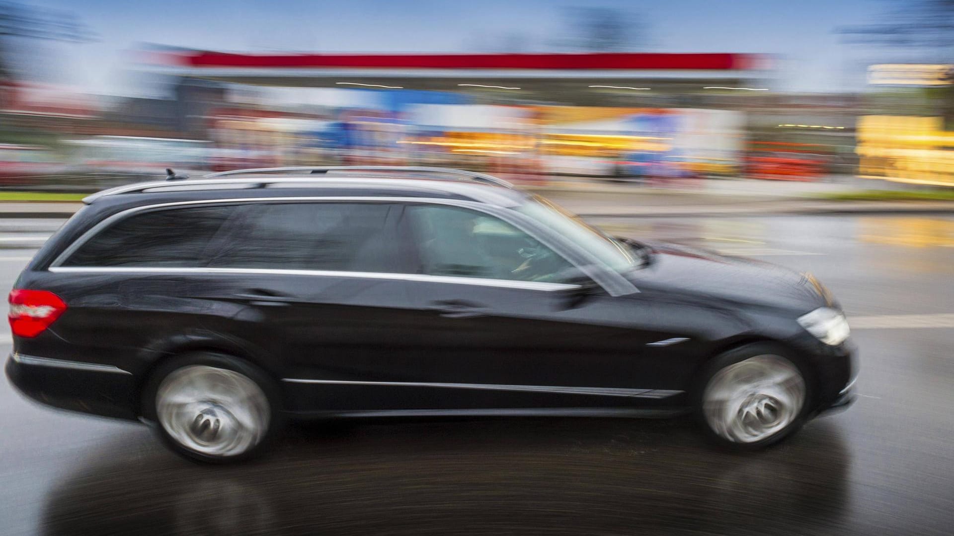 Ein Pkw während der Fahrt (Symbolbild): In Köln haben sich zwei 19-Jährige eine Verfolgungsfahrt mit der Polizei geliefert. Ein Pkw während der Fahrt (Symbolbild): In Köln haben sich zwei 19-Jährige eine Verfolgungsfahrt mit der Polizei geliefert.