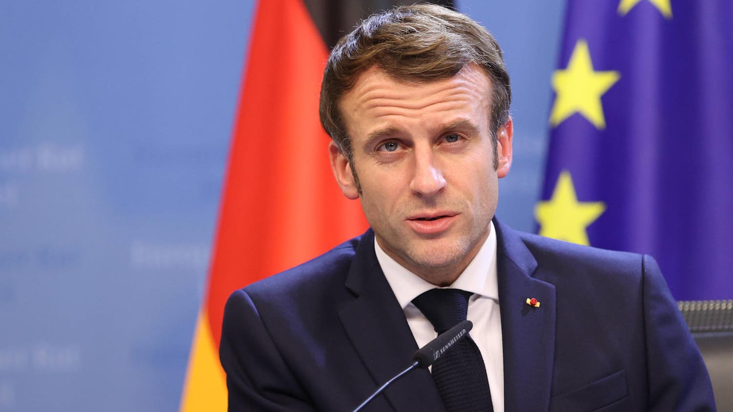 Emmanuel Macron spricht bei einer Pressekonferenz (Archivbild): Der französische Präsident will hart gegen Ungeimpfte vorgehen.