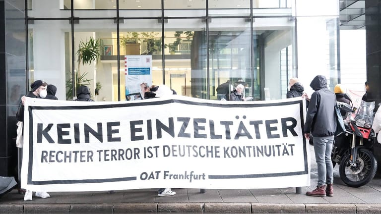 Protest vor dem Oberlandesgericht Frankfurt beim Prozess gegen den Lübcke-Mörder.
