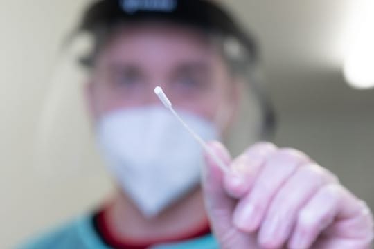 Nasen-Rachenabstrich in einem Testcentrum im sächsischen Pirna.