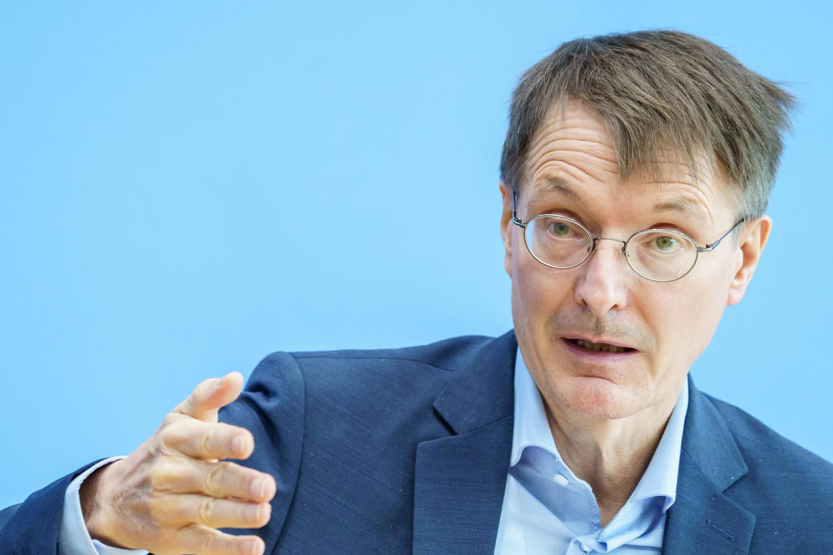 Karl Lauterbach bei einer Pressekonferenz (Archivbild): Der Gesundheitsminister sieht noch keine Ende der Gefahr durch die Omikron-Variante.