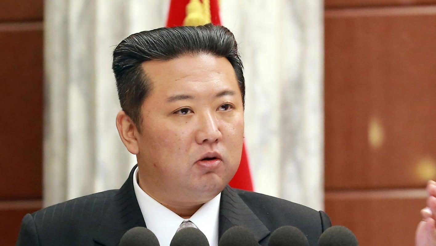 Nordkoreas Führer Kim Jong Un bei einer Ansprache (Archivbild): Sein Militär hat am Mittwoch ein Geschoss ins Meer abgefeuert.