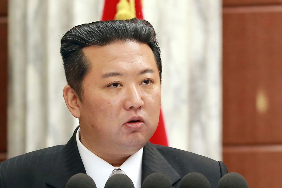 Nordkoreas Führer Kim Jong Un bei einer Ansprache (Archivbild): Sein Militär hat am Mittwoch ein Geschoss ins Meer abgefeuert.