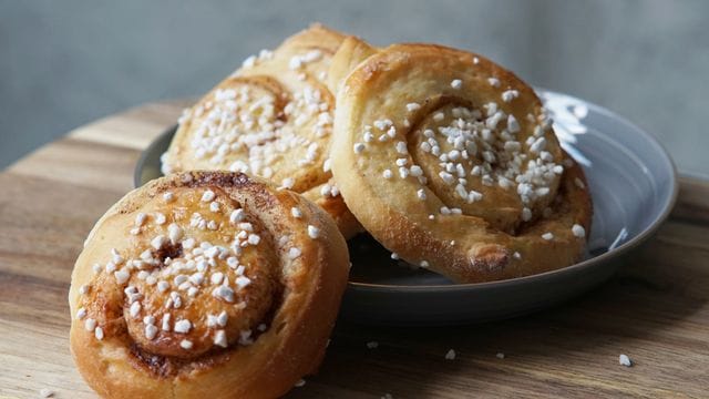 Je größer der Hefeteig zum Rechteck ausgerollt wird, desto mehr Umdrehungen bekommen die Zimtschnecken.