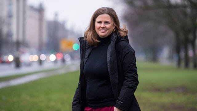 Clara Herrmann steht an der Frankfurter Allee in Friedrichshain: Die Grünen-Politikerin will in ihrem Bezirk mehr Platz für Fußgänger und Radfahrer schaffen. Clara Herrmann steht an der Frankfurter Allee in Friedrichshain: Die Grünen-Politikerin will in ihrem Bezirk mehr Platz für Fußgänger und Radfahrer schaffen.