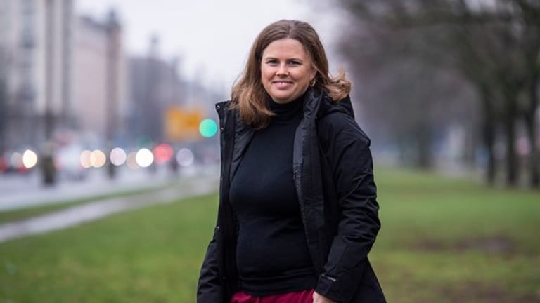 Clara Herrmann steht an der Frankfurter Allee in Friedrichshain: Die Grünen-Politikerin will in ihrem Bezirk mehr Platz für Fußgänger und Radfahrer schaffen.