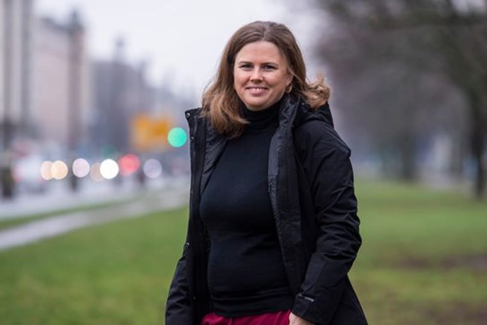 Clara Herrmann steht an der Frankfurter Allee in Friedrichshain: Die Grünen-Politikerin will in ihrem Bezirk mehr Platz für Fußgänger und Radfahrer schaffen.