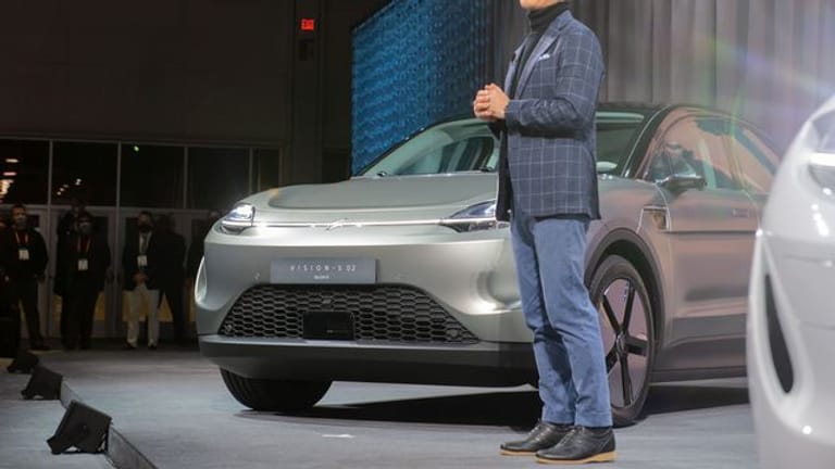 Sony-CEO Kenichiro Yoshida stellt das Elektroauto "Vision-S02" auf der Technik-Messe CES vor.