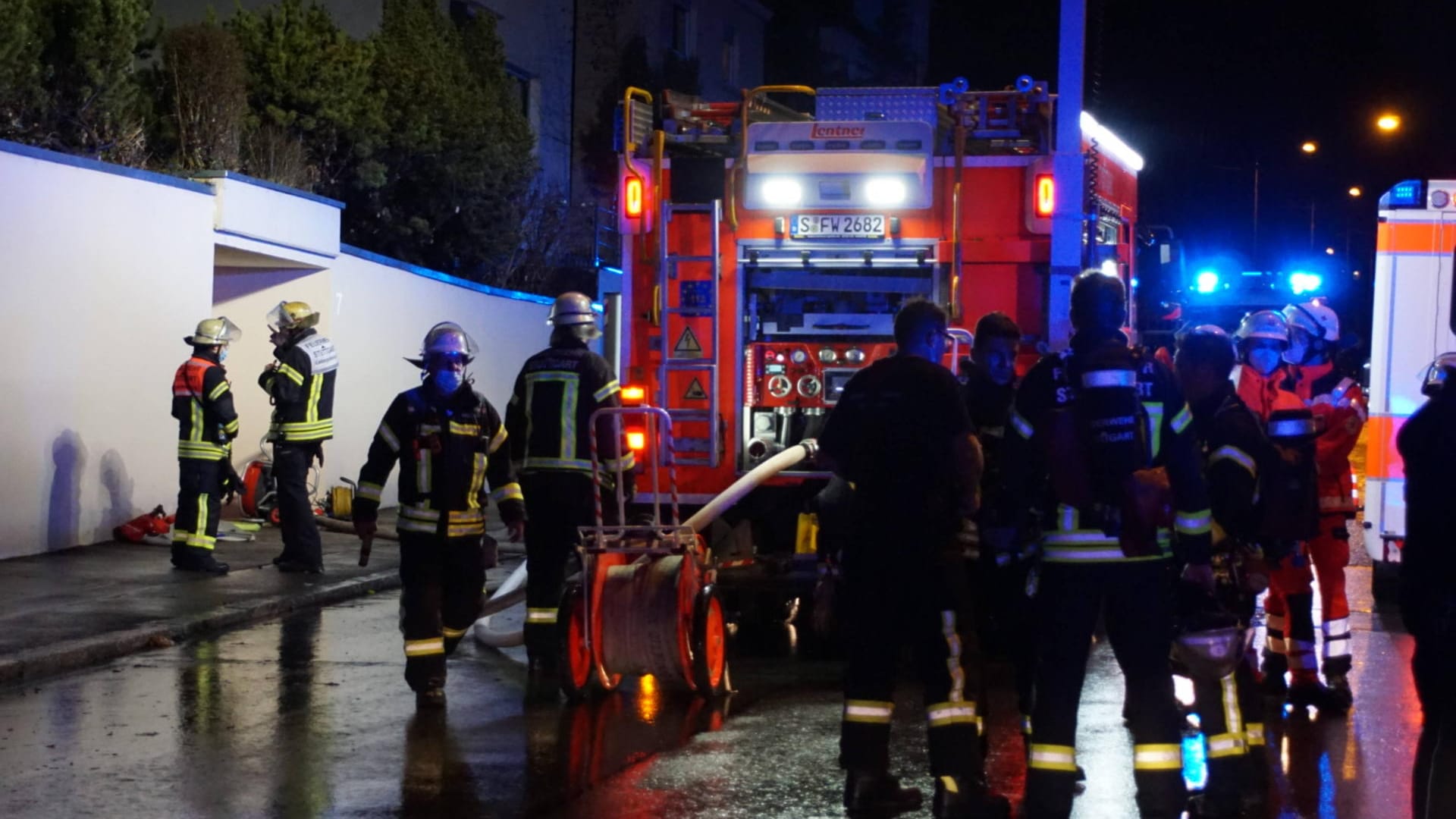 Einsatzkräfte der Feuerwehr: Die Tote wurde in ihrem Bett liegend gefunden. Einsatzkräfte der Feuerwehr: Die Tote wurde in ihrem Bett liegend gefunden.