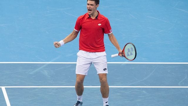 Der Pole Kamil Majchrzak feiert seinen Sieg über den Argentinier Federico Delbonis. Der Pole Kamil Majchrzak feiert seinen Sieg über den Argentinier Federico Delbonis.