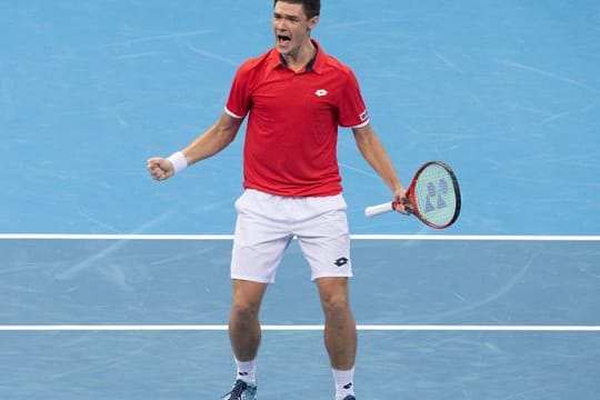 Der Pole Kamil Majchrzak feiert seinen Sieg über den Argentinier Federico Delbonis.