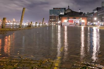 Das frühmorgendliche Hochwasser hat Teile des Hamburger Fischmarkts überflutet: Größere Überschwemmungen blieben bisher aus.