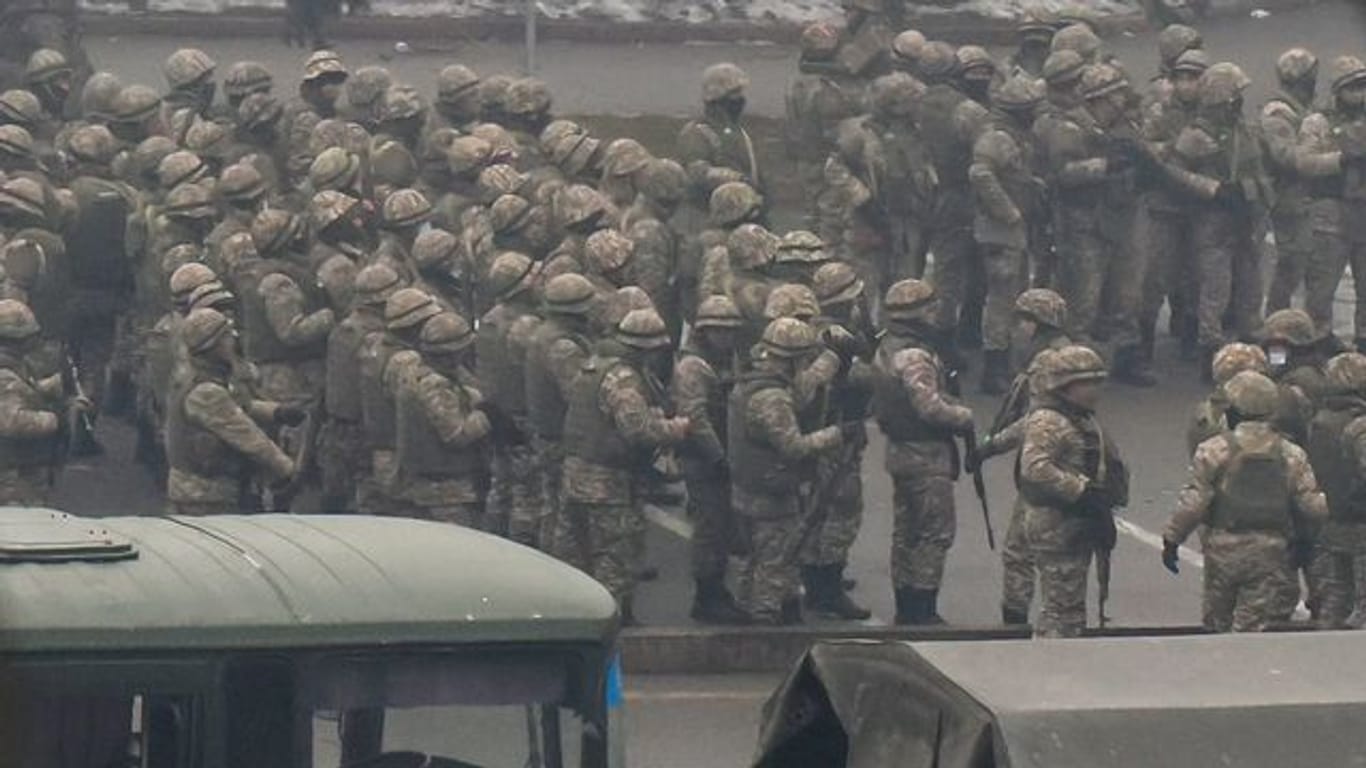 Kasachische Soldaten sind wegen der Unruhen in gepanzerten Mannschaftswagen angerückt.