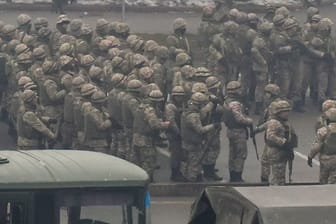 Kasachische Soldaten sind wegen der Unruhen in gepanzerten Mannschaftswagen angerückt.
