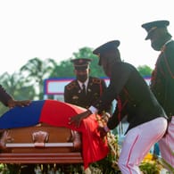 Beerdigung des Präsidenten Moïse: Einer seiner mutmaßlichen Mörder muss nun in den USA vor Gericht.
