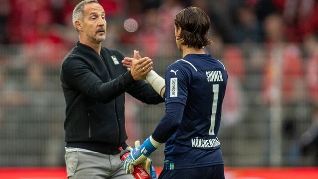 Gladbach-Trainer Adi Hütter hat in Torwart Yann Sommer (r) einen Fürsprecher. Gladbach-Trainer Adi Hütter hat in Torwart Yann Sommer (r) einen Fürsprecher.