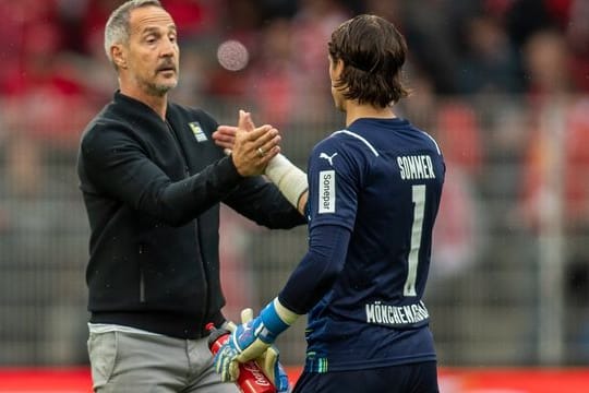 Gladbach-Trainer Adi Hütter hat in Torwart Yann Sommer (r) einen Fürsprecher.