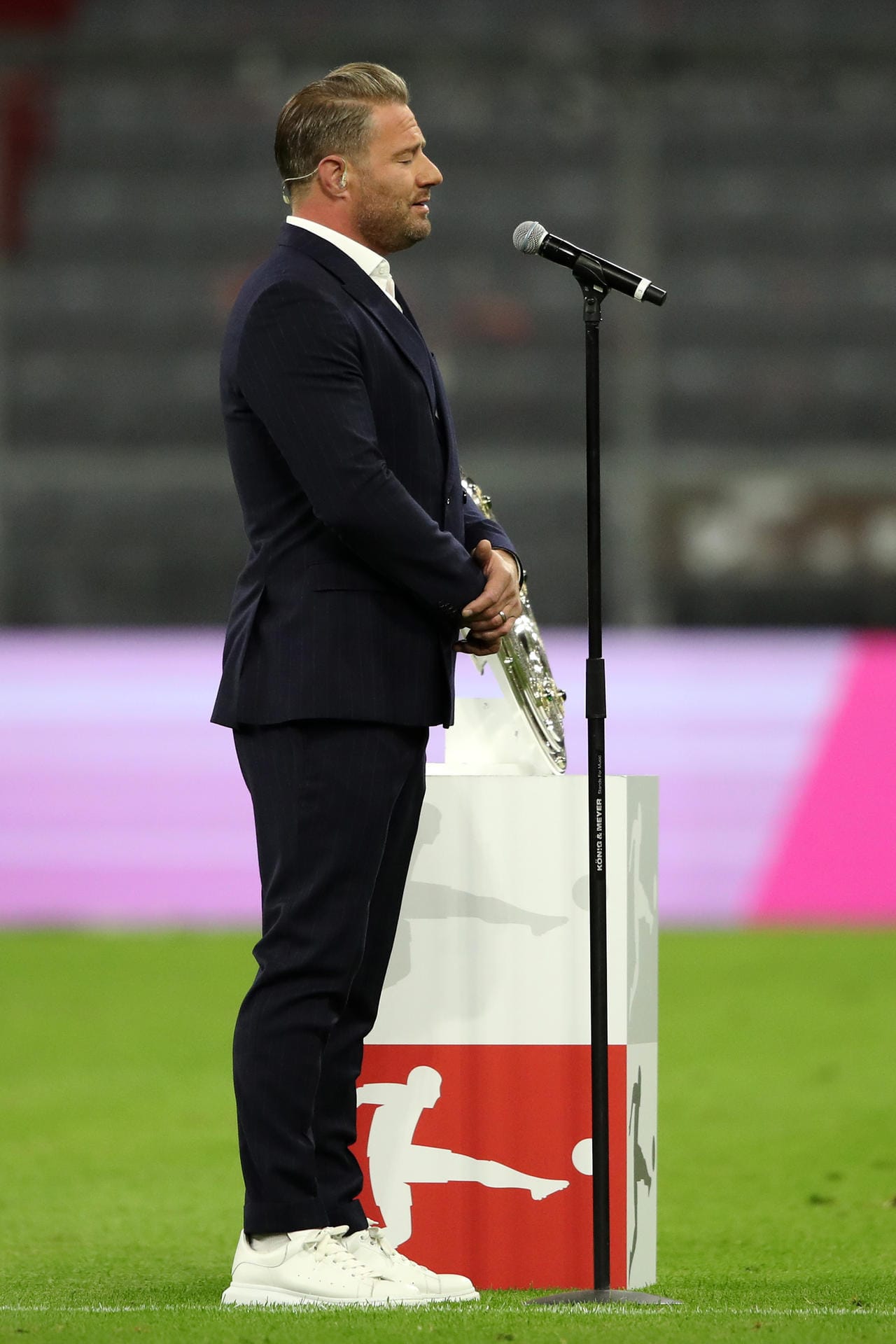September 2020: Sasha singt die Nationalhymne beim Spiel des FC Bayern München gegen den FC Schalke 04 zum Auftakt der Bundesligasaison in der Allianzarena in München.