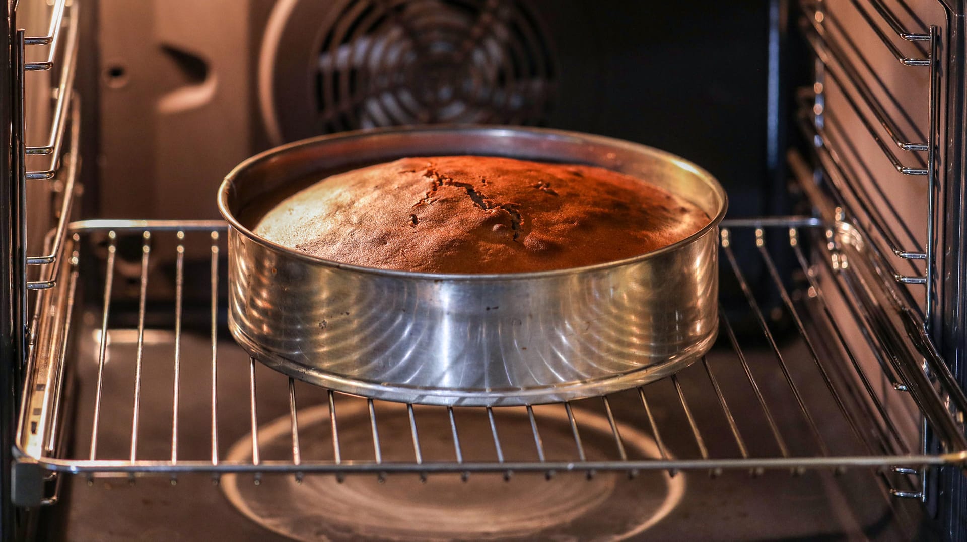 Backen: Kuchenformen sollten auf den Kuchenrost gestellt werden.