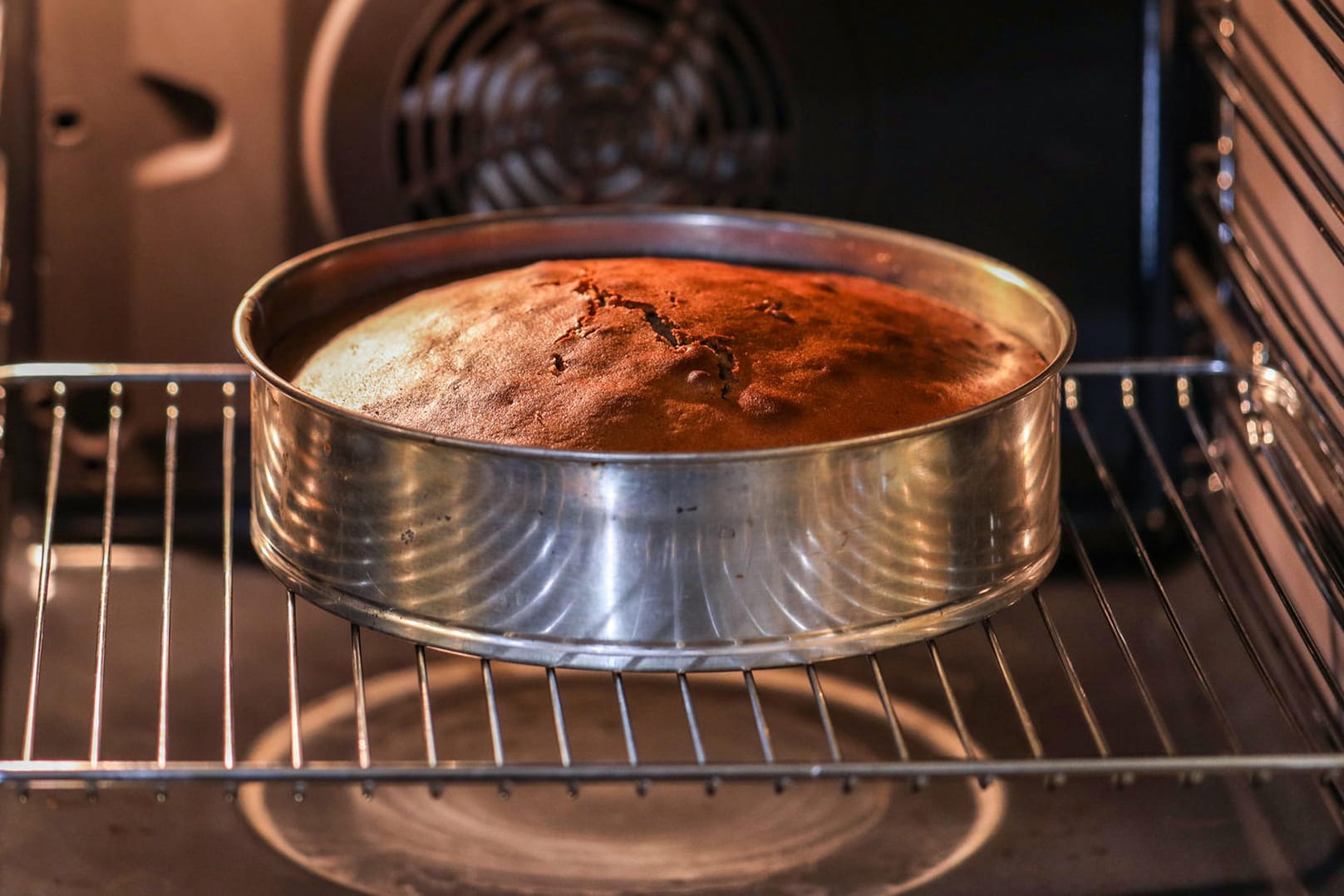 Backen: Kuchenformen sollten auf den Kuchenrost gestellt werden.