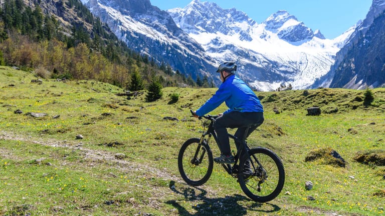 Radfahrer in den Oberstdorfer Bergen: Durch die Corona-Epidemie zog es mehr Menschen in die Alpen.
