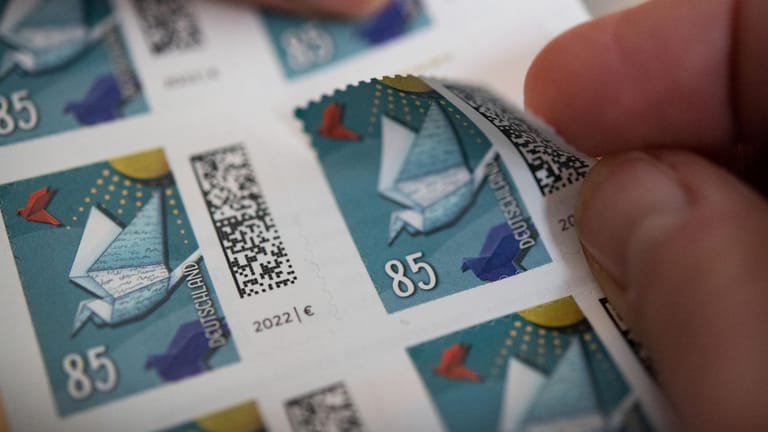 85-Cent-Briefmarke: Seit dem 1. Januar 2022 beträgt das Porto für Inlandsbriefe 85 Cent. Alte Marken bleiben gültig, es muss aber zusätzlich frankiert werden.