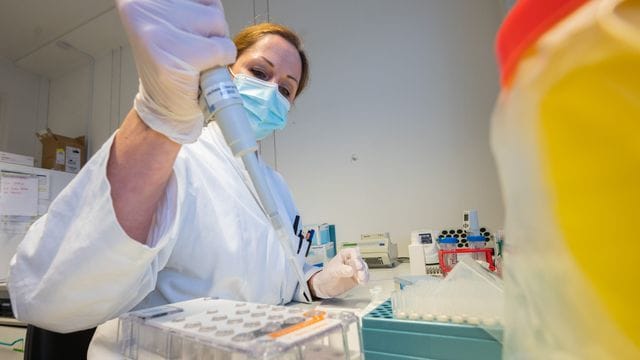 In einem Labor in Hannover werden positive PCR-Tests sequenziert: Es wird nach Corona-Varianten gesucht. In einem Labor in Hannover werden positive PCR-Tests sequenziert: Es wird nach Corona-Varianten gesucht.