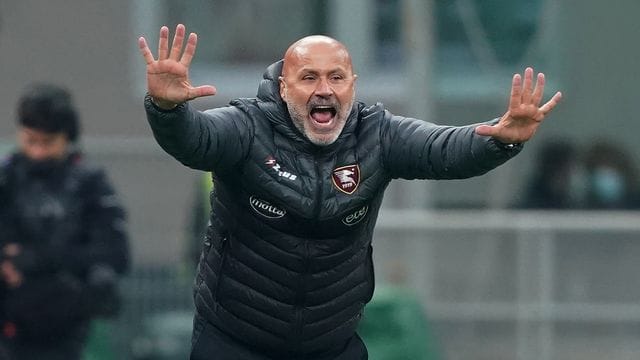 Stefano Colantuono, der Trainer des Vereins aus Salerno, hat durch mit Corona infizierte Spieler Personalprobleme. Stefano Colantuono, der Trainer des Vereins aus Salerno, hat durch mit Corona infizierte Spieler Personalprobleme.
