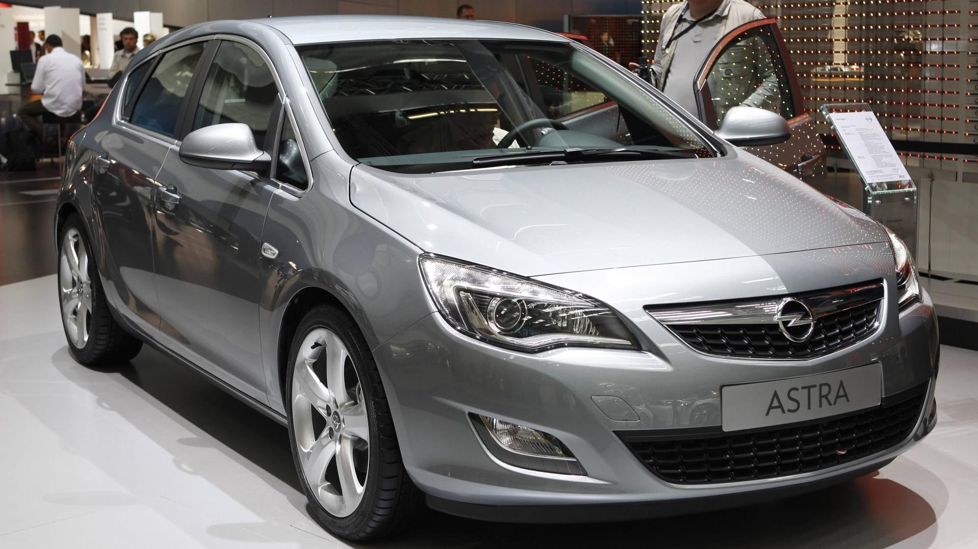 Ein Opel Astra auf einer Automobilausstellung (Symbolbild): Die 80-Jährige hatte das Auto in einer ihr unbekannten Straße abgestellt. Ein Opel Astra auf einer Automobilausstellung (Symbolbild): Die 80-Jährige hatte das Auto in einer ihr unbekannten Straße abgestellt.