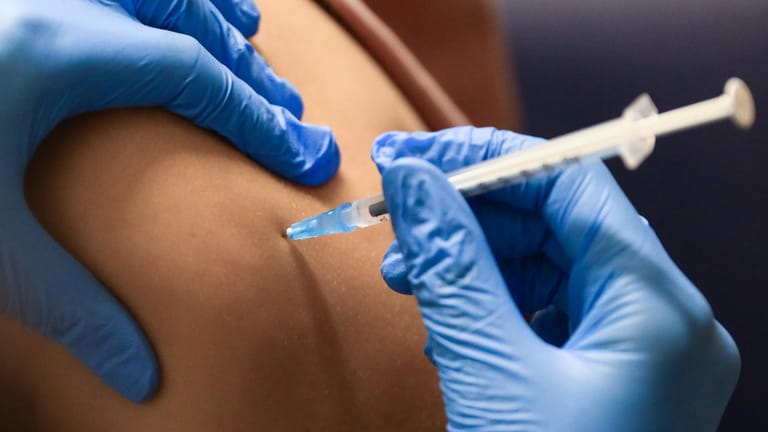 Corona-Impfung (Symbolbild): Insgesamt knapp 33,4 Millionen Auffrischungsimpfungen meldete das Robert Koch-Institut (RKI) am Mittwoch.