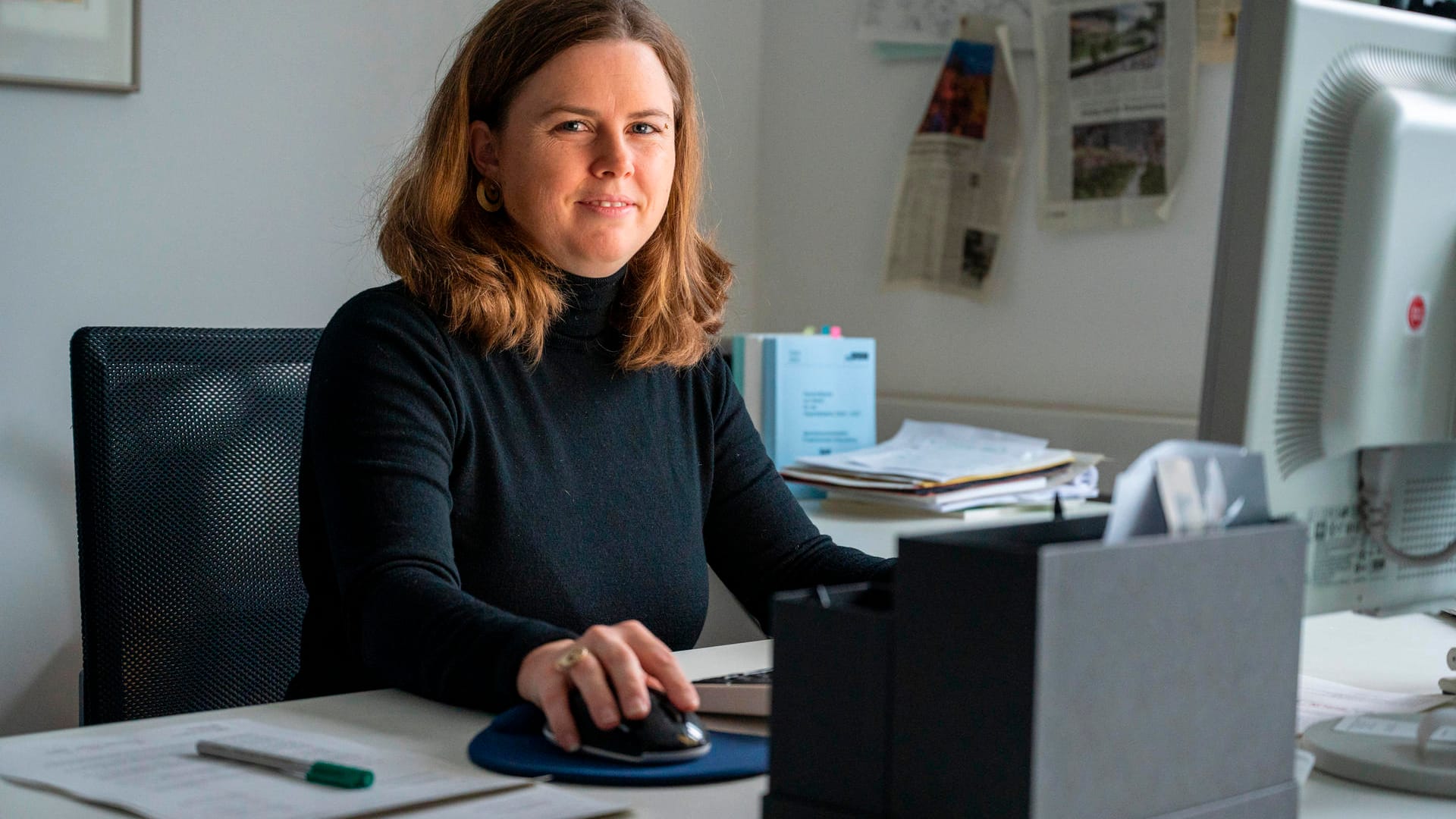 Clara Herrmann (Bündnis 90/Die Grünen), Bezirksbürgermeisterin von Friedrichshain-Kreuzberg, sitzt in ihrem Büro: "Wir spüren die Auswirkungen in den heißen Sommern schon heute, und das wird tendenziell noch schlimmer", mahnt sie.