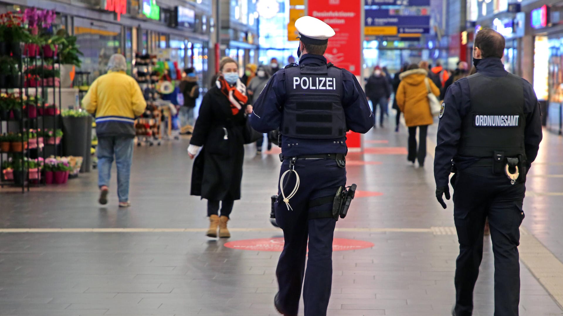 Polizei und Ordnungsamt im Essener Hauptbahnhof (Symbolbild): Der 43-Jährige weigerte sich auch während der Kontrolle, eine Maske aufzusetzen. Polizei und Ordnungsamt im Essener Hauptbahnhof (Symbolbild): Der 43-Jährige weigerte sich auch während der Kontrolle, eine Maske aufzusetzen.