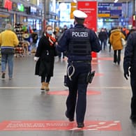 Polizei und Ordnungsamt im Essener Hauptbahnhof (Symbolbild): Der 43-Jährige weigerte sich auch während der Kontrolle, eine Maske aufzusetzen.