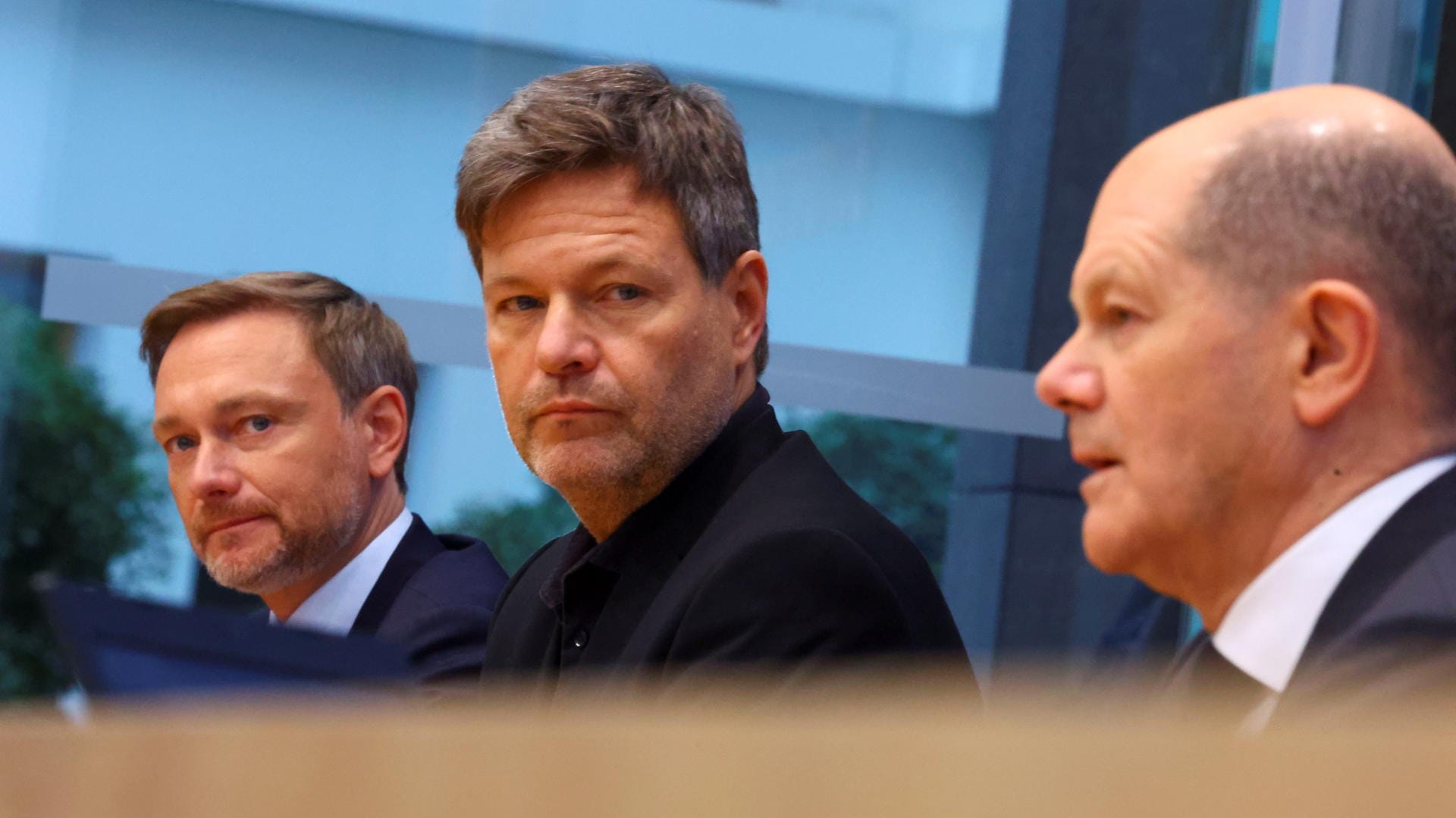 Ampelkoalitionspartner Scholz, Lindner und Habeck: Kein anderes Industrieland traut sich, was Deutschland sich vorgenommen hat – den baldigen Ausstieg sowohl aus der Atomkraft als auch aus der Kohleverstromung.