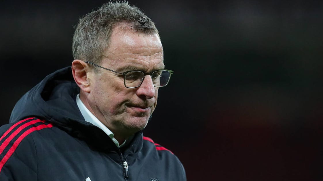 Ralf Rangnick: Der Trainer von Manchester United sichtlich verärgert nach der Niederlage gegen Wolverhampton. Ralf Rangnick: Der Trainer von Manchester United sichtlich verärgert nach der Niederlage gegen Wolverhampton.