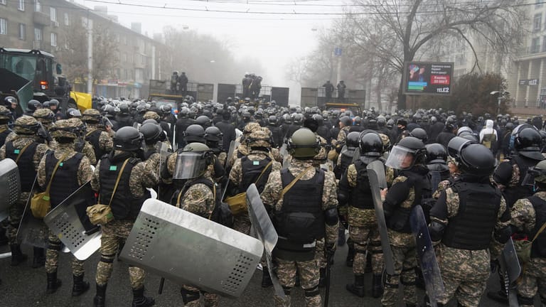 Bereitschaftspolizisten blockieren eine Straße in Almaty: Aus Protest gegen hohe Energiepreise sind in Kasachstan erneut Tausende Menschen auf die Straße gegangen.