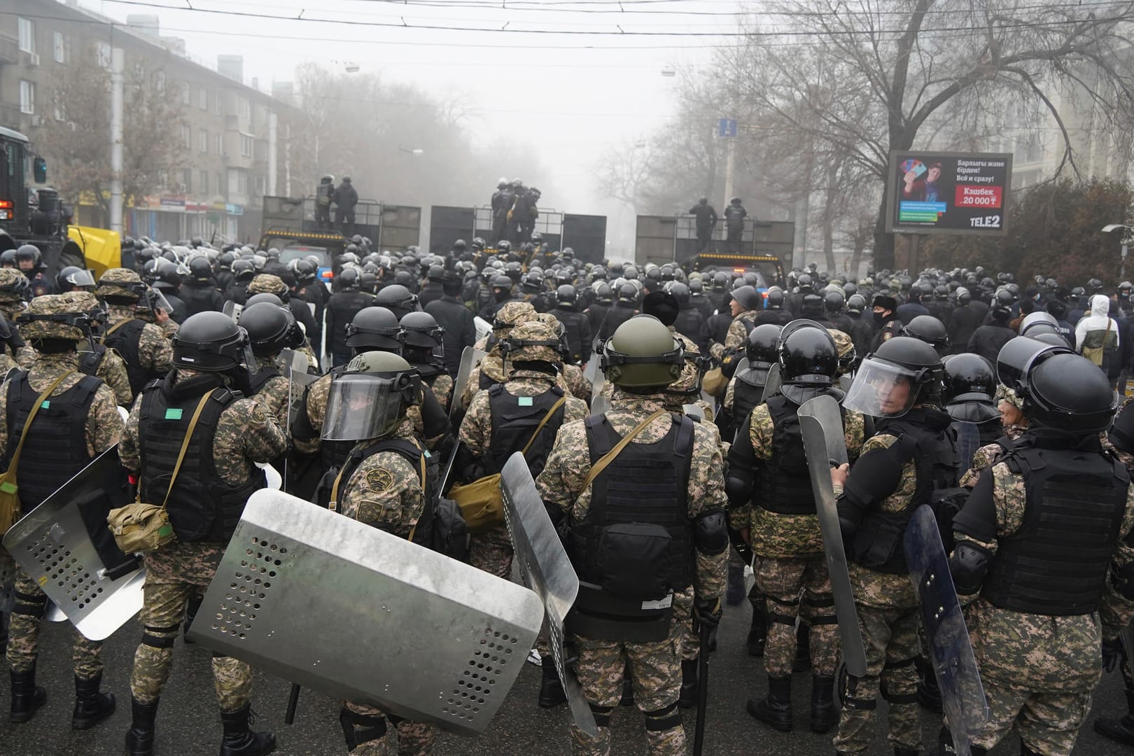 Bereitschaftspolizisten blockieren eine Straße in Almaty: Aus Protest gegen hohe Energiepreise sind in Kasachstan erneut Tausende Menschen auf die Straße gegangen.