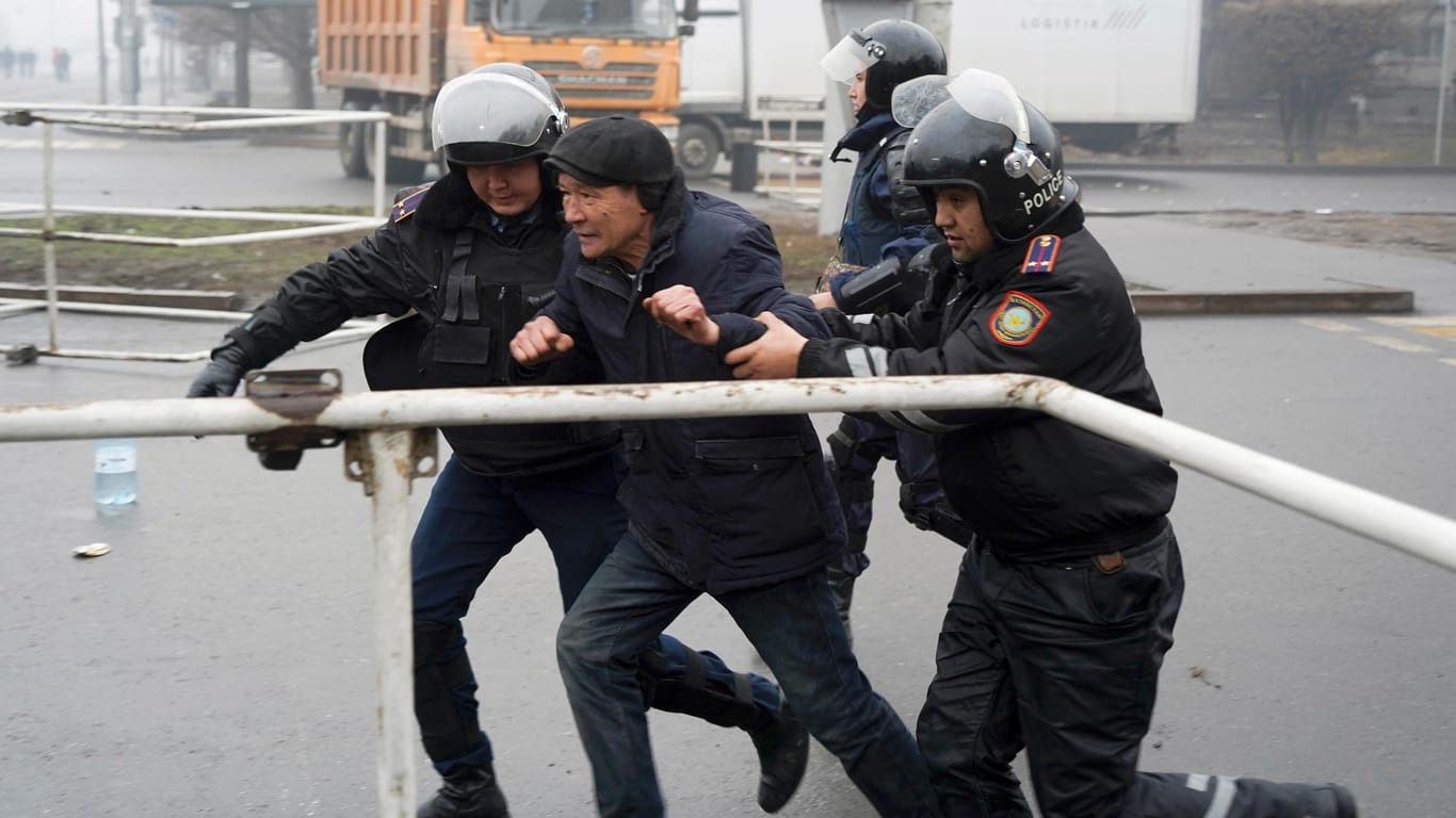 Almaty in Kasachstan: Demonstranten, die die Verdoppelung der Preise für Flüssiggas anprangerten, gerieten in der größten Stadt Kasachstans mit der Polizei aneinander.